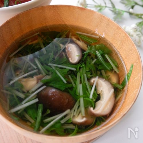 〈水菜としいたけのスープ〉材料2つ味付け1つで映えるスープ！