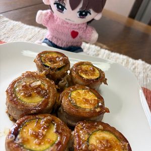 おもちの作ってみた!投稿(一気に巻くので手間なし♪豚巻きズッキーニの甘酢ねぎ照り焼き)