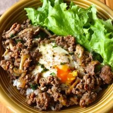 10分で完成！【ひき肉ときのこのロコモコ風丼】卵もワンパン◎