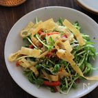 カリカリ揚げワンタンとザーサイと豆苗の中華風サラダ