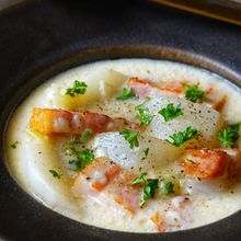 ポカポカほっこり【カブと厚切りベーコンの酒粕チーズスープ】