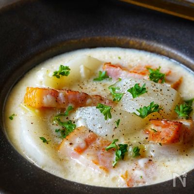 ポカポカほっこり【カブと厚切りベーコンの酒粕チーズスープ】
