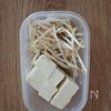 5分で完成♪ピリ辛わかめ×豆腐×もやしのスープの工程1