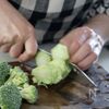 節約にも◎ ブロッコリーの茎で作る！風味豊かな【塩昆布あえ】の工程1