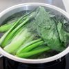 『小松菜と茹で鶏のピリ辛中華和え』むね肉しっとり☆やみつき♪の工程2