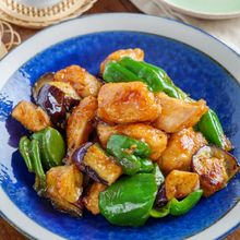 【家族大絶賛!】鶏むね肉と茄子ピーマンの酢鶏風さっぱり炒め