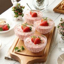 いちごの春色ムース甘酒ゼリーがけ