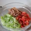 調味料1つ!子どもやみつき《トマトレタスサラダ》の工程1