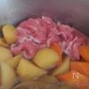 牛肉やわらか！炒めずに作る基本の肉じゃがの工程3