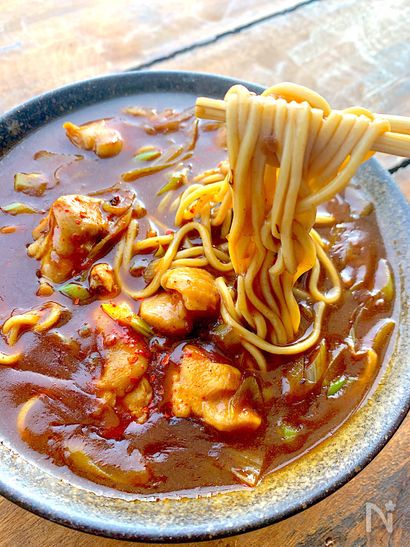 〝蕎麦屋さんのカレーそば〟レトルトで手軽に一人前