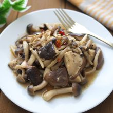 腸活おつまみ!副菜に♪しめじと椎茸のペペロン炒め