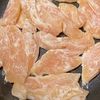 やみつきの辛さ♡鶏むね肉のスティックヤンニョムチキンの工程2