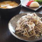 簡単！豚ばら肉ともやしのゆかり和え