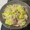【豚バラとキャベツのうま塩蒸し】にんにく香るやみつきだれの工程3