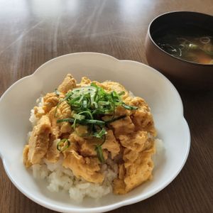 めぇの作ってみた!投稿(５分！ふわとろ【巻かないだし巻き風たまご丼】)