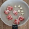 ワンパン15分♪ガリバタ醤油の豚こまチーズボールの工程1