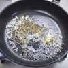 つい食べてしまう「甘辛じゃこと三つ葉のおむすび」の下準備