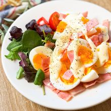 【ベーコンエッグの濃厚チーズがけ】とにかく簡単に作れる！