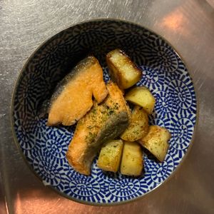 ぱぁぷるへいずの作ってみた!投稿(ホクホク香ばしい♡鮭ポテトのコンソメバター炒め)