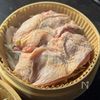 【蒸し鶏のネギ塩だれ】鶏の旨みたっぷり!ねぎだれがハマる♪の工程1