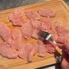 鶏胸肉を漬けて焼くだけ！丼飯にして食べたい「味噌焼きチキン」の工程1