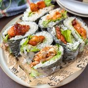 【鶏むね肉と焼き麩で作る旨辛チキンのおにぎらず】節約/夏休み