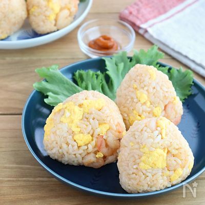 【おにぎり】サテトムでピリ辛☆えびチャーハンおにぎり