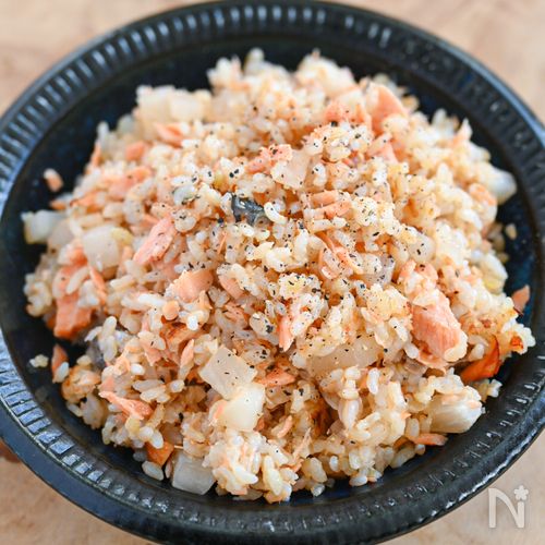 味つけ簡単!塩鮭と大根のチャーハン