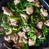 炒めるだけで春ごはん！《菜の花と鶏もも肉のペペロン炒め》の工程4