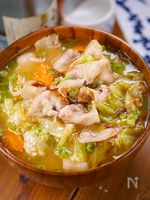 行列の定食屋さんの🍚豚バラキャベツのご飯が進むお味噌汁🤩