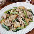 ご飯がすすむ！豚バラと小松菜のとろ旨しょうが炒め