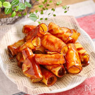 塩キャラメルを絡めた【ロールなおさつチップス】弾ける食感!