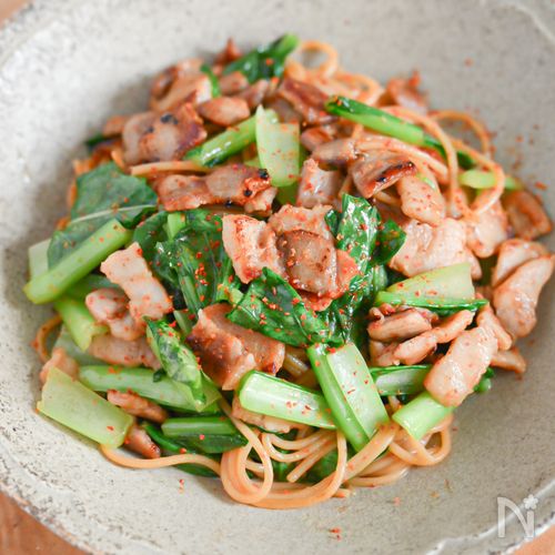 パパっと作ってガッツリ食べよう!豚肉と小松菜のパスタ