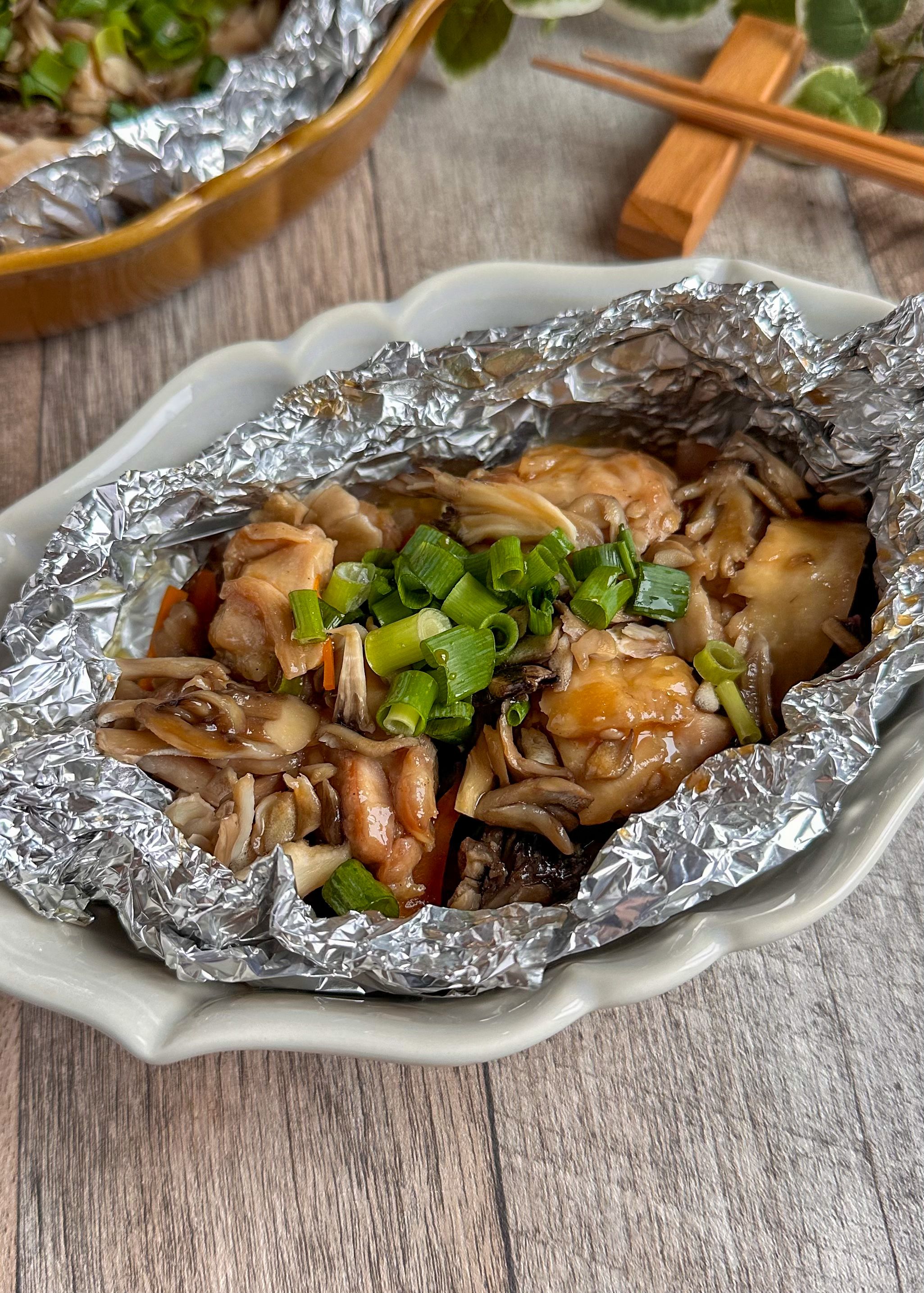包んで蒸すだけ♩鶏舞茸のホイル蒸し