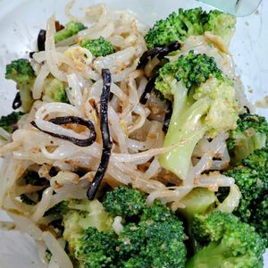 ゆみの作ってみた!投稿(もやしとブロッコリーの《塩こんぶ♡ごまだれサラダ》)