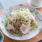 【豚しゃぶの黒ごま冷やしそば】香ばしいつゆが絡む！