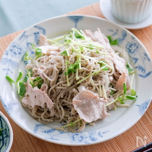 【豚しゃぶの黒ごま冷やしそば】香ばしいつゆが絡む!