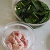 あっさり美味しい♩【鶏胸肉とほうれん草のうま塩炒め】の工程1