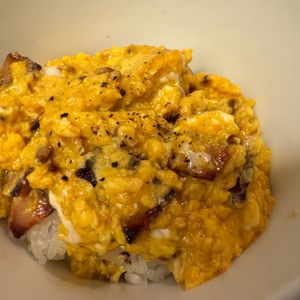 1231158の作ってみた!投稿(とろっと卵がたまらない！魅惑のカルボ丼)
