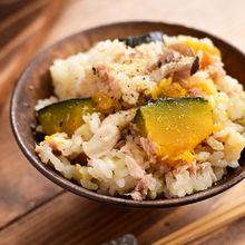 カボチャの甘み際立つ「カボチャとツナのバター釜飯」