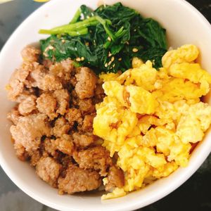 煌蓮mamの作ってみた!投稿(【甘辛そぼろの三色丼】10分で即完成♡ごはんとの相性抜群!)