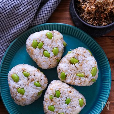 世代を問わず人気者♪『しらすバターふりかけと枝豆のおにぎり』