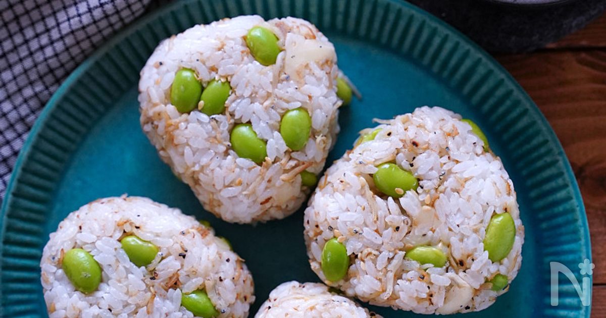 世代を問わず人気者♪『しらすバターふりかけと枝豆のおにぎり』