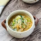 《豆苗と玉ねぎのスープ》レンジで簡単！