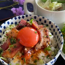 主婦のおひとり様ランチ♡ベーコンエッグ丼と野菜スープ