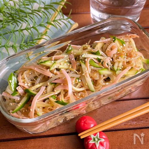 レンジで簡単！お箸がすすむ「きゅうりとハムのもやしナムル」