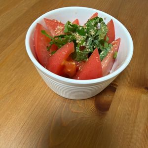 wanの作ってみた!投稿(1分で完成！大葉としらすたっぷりトマトサラダ)