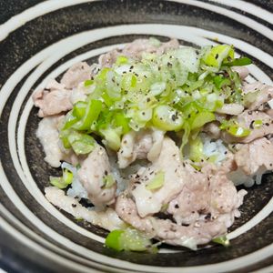 新米ちゃんの作ってみた!投稿(焼肉屋さんのネギ塩豚カルビ丼)