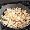 ご飯がすすむ！豚こまともやしのスタミナニラ炒めの工程3