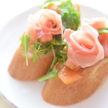 生ハムでお花のブルスケッタ